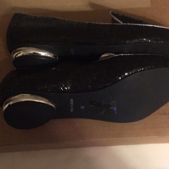 Women black sequins  size 39  pointed toe flats - Picture 2 of 5
